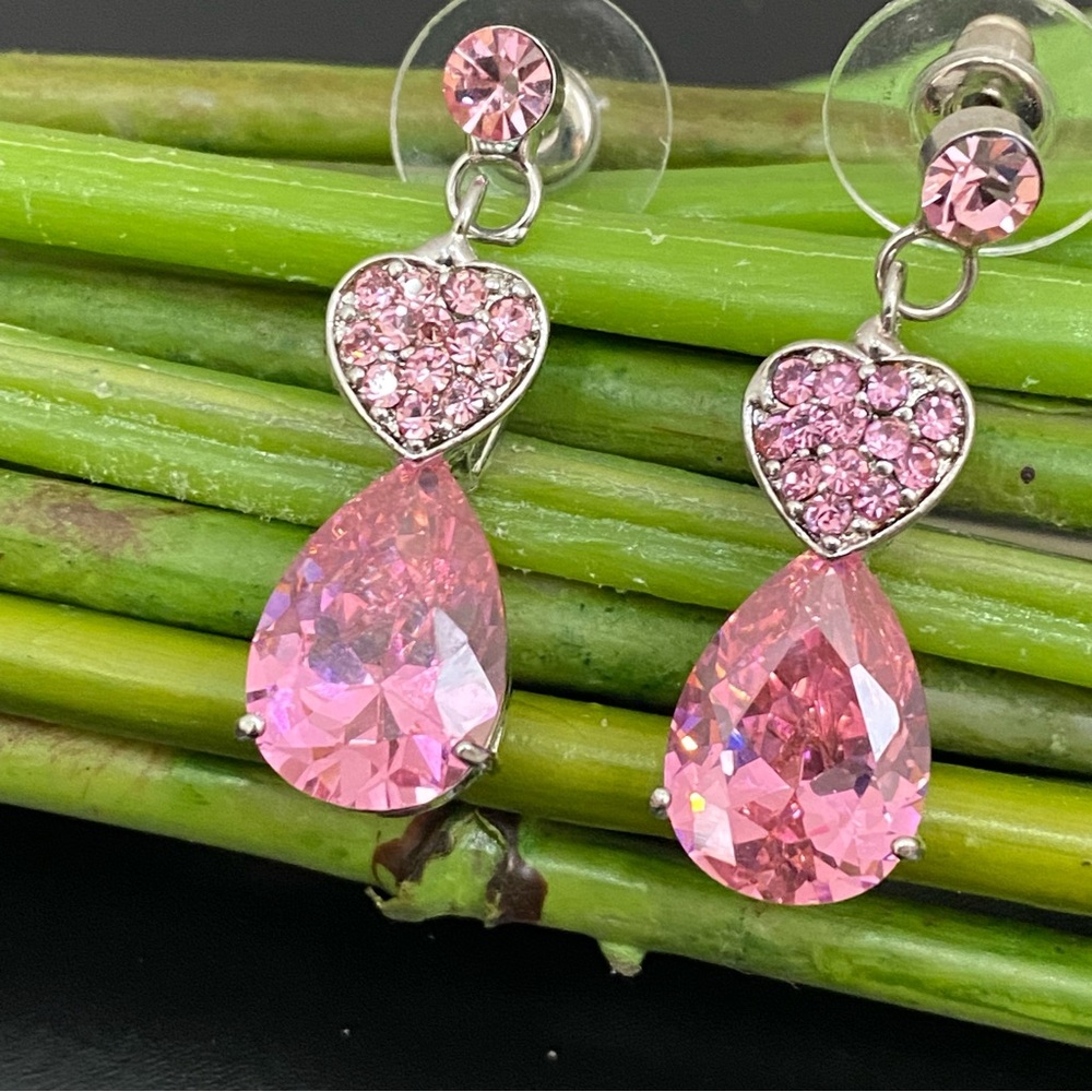 Unsigned Silver-tone Pink Crystal Glass Teardrop 8mm Dangling Drop Earrings 8g.